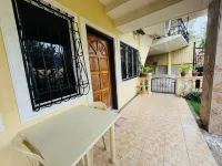 La-Familia Guest House - parking