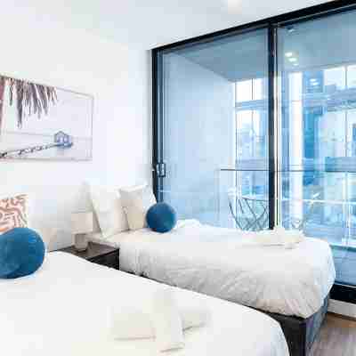 Elegant 2BR Skyline Apt Free Parking Rooms