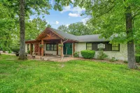 Private Pickleball Court, Sauna, Hot Tub, Heart of Branson, Sleeps 13! - 4 Yıldız