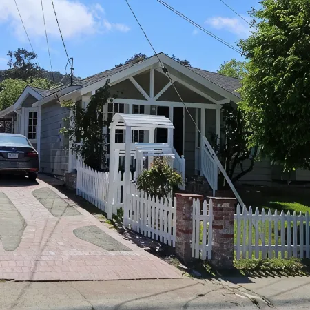 San Francisco Suburb French farmhouse - great location