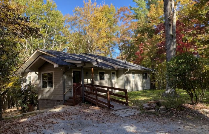 Wolf Ridge Retreat. Comfortable, peaceful retreat in the Blue Ridge Mountains