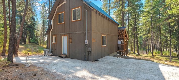 Newly owned Cabin w/ private hot tub, A/C & covered deck - Dog Friendly! Hotels in Chelan County