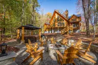 Lake Lure's Newest Luxury Log Cabin Behind The Gates of Rumbling Bald Resort! - シャレー