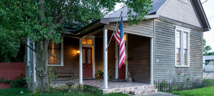 Downtown, Free wine, Courtyard, Porches, 1885, Keyless, Private Hotels in Natchez