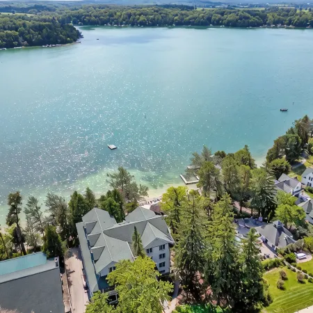 Waterfront Condo, Private Beach, Outdoor Pool & Hot Tub & Walkable to Downtown