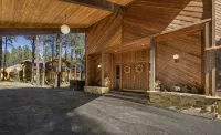 Beautiful, Huge Home on Golf Course and close to Ski Resort. Recently Renovated! - balcony