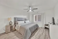 Jupiter Bay Resort Condo, steps to the beach! Comfortably sleeps family of 4!