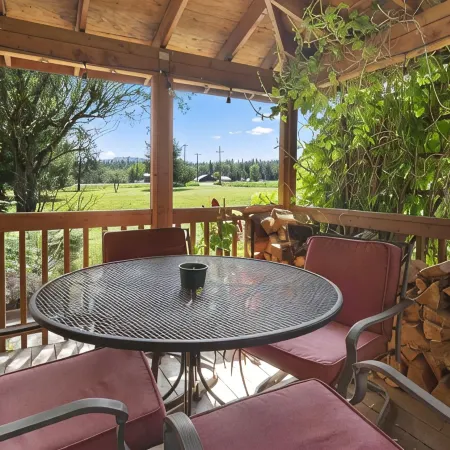 The Buck Spur | A Cozy Cottage close to Sandpoint & Silverwood