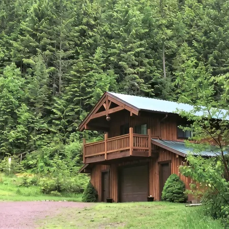 Get away from the stress and strain of life at this romantic mountain cabin.
