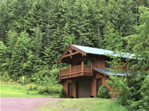 Get away from the stress and strain of life at this romantic mountain cabin.