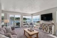 WATERFRONT 3BR/2BA MT RAINIER VIEWS, PRIVATE BEACH - 4-Star