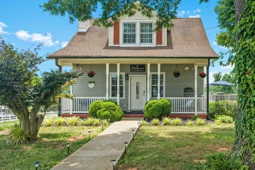 Bell House - Contemporary Comfort Near Wards Road with a Luxurious Hot Tub. - 4-Star