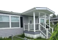 Modern renovated family friendly home close to beach and restaurants