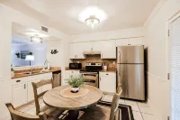 Sweet little retreat within a few minutes walk to the beach! - 무료 와이파이