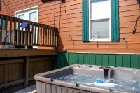 Charming Cabin + Pond View + Hot Tub