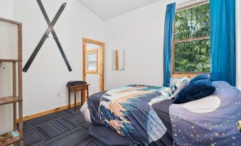 Indoor Treehouse! Swivel Fire Pit &  Gas Grill. Close to Trails & Attractions.