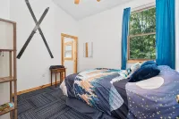 Indoor Treehouse! Swivel Fire Pit &  Gas Grill. Close to Trails & Attractions. - 4-Star