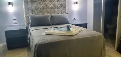 Almond Tree Studio - Modern A/C Apartment w/2 Queen beds in St. James Hotels in 