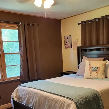 Family-sized in Historic Reeds Spring. 10 min to SDC, Lake. 20 min to Branson