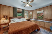 Private and Spacious Cabin with Hot Tub, Pool Table and Arcade