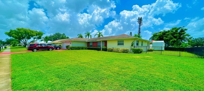 Heated Pool and  Spa Family Retreat-Near Anna Maria Island and Bradenton Beach. Hotels in Bradenton