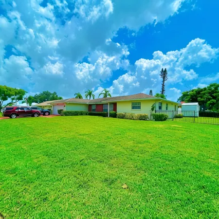 Heated Pool and  Spa Family Retreat-Near Anna Maria Island and Bradenton Beach.