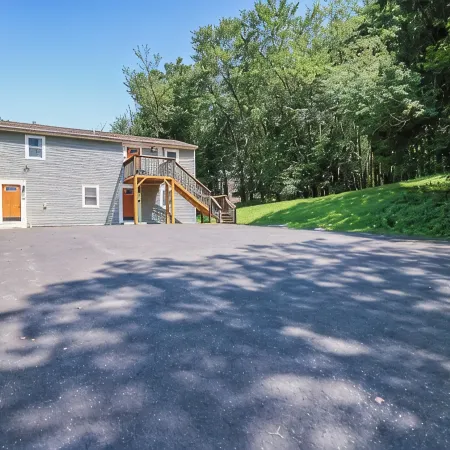 Charming 2-bedroom apartment with WiFi in Tannersville, Minutes from Camelback