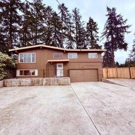 Cozy Spacious Home Near Muckleshoot, Pet Friendly