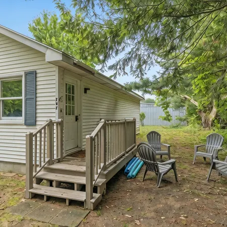 Pet-Friendly Retreat, Walk to Downtown