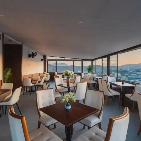 The Lumina Premium Hotel Отели рядом с достопримечательностью «Крейзи Хаус»