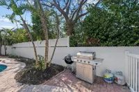 Single Level Home- 1 Minute Walk to the Beach- 5 minute walk to Restaurant/Shops - 2-Star