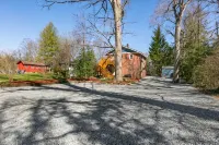 Modern & Cozy, Minutes to Airport & WNC Ag Center - Wi-Fi