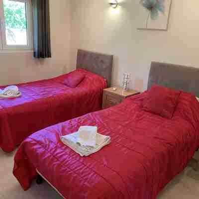 TripAdvisor Rated (70 Reviews), 100m from Beach, Wifi & All Sky Sports/Movies Rooms
