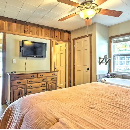 Relaxing Taylor Lake Retreat directly on the Chain of Lakes