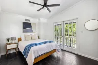 Modern 3-bedroom house walking distance from UF stadium! - Boutique