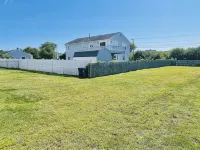 Family Friendly Beach House - 4 Minute Walk to Beach Hotel berhampiran Rumah Api Point Judith