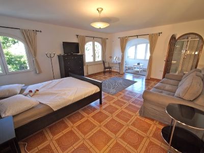 Charming Detached Holiday Home with Private Pool–Close to Beach and Fully Fenced