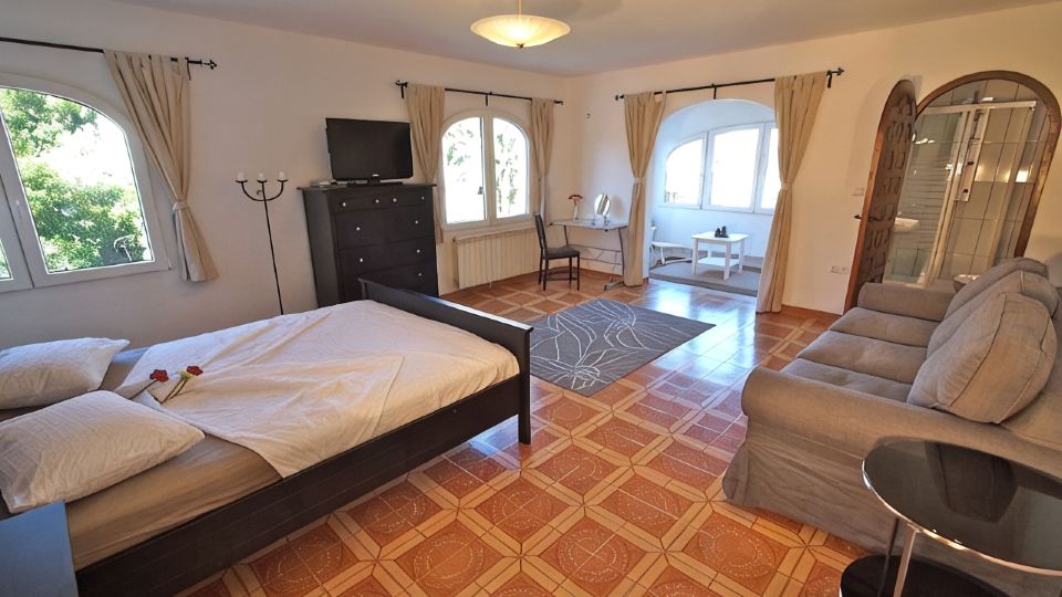 Charming Detached Holiday Home with Private Pool–Close to Beach and Fully Fenced