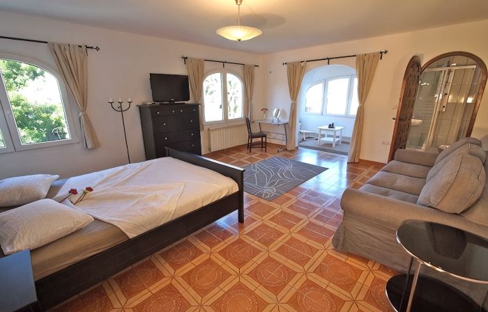 Charming Detached Holiday Home with Private Pool–Close to Beach and Fully Fenced