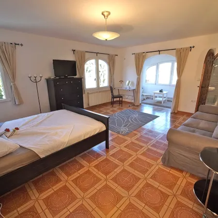 Charming Detached Holiday Home with Private Pool–Close to Beach and Fully Fenced