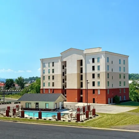 Luxury Spacious Riverfront Condo in Perfect Location near Tanger Outlets