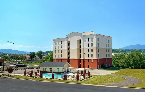 Luxury Spacious Riverfront Condo in Perfect Location near Tanger Outlets - 자쿠지