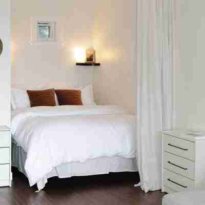 Goodview Suite - licensed waterfront studio with a fireplace and patio Rooms