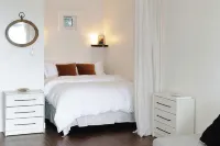 Goodview Suite - licensed waterfront studio with a fireplace and patio - Boutique