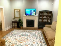 Bison Hall 7, no cleaning fee, near court square - Homestays