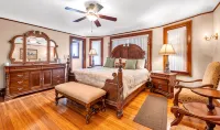 Spacious 5 BR house in the Historic Virginia Park District of Midtown Detroit. - Jacuzzi