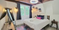 Stylish A-Frame w/ Hot Tub, Firepit, Arcade Games, EV Charger, Fireplace - 小木屋