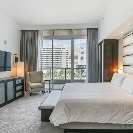 Fontainebleau III Ocean View Suite. Full Sized Kitchen Free Valet & Spa Passes!