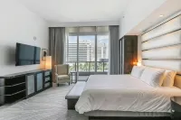 Fontainebleau III Ocean View Suite. Full Sized Kitchen Free Valet & Spa Passes! - สระว่ายน้ำส่วนตัว