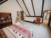 13 Beds, 17 Guests -Hot tub- 15 mins to Sunday River! Hotels in Newry